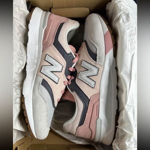 New Balance Running Shoes Womens (size 9) pink grey basically new